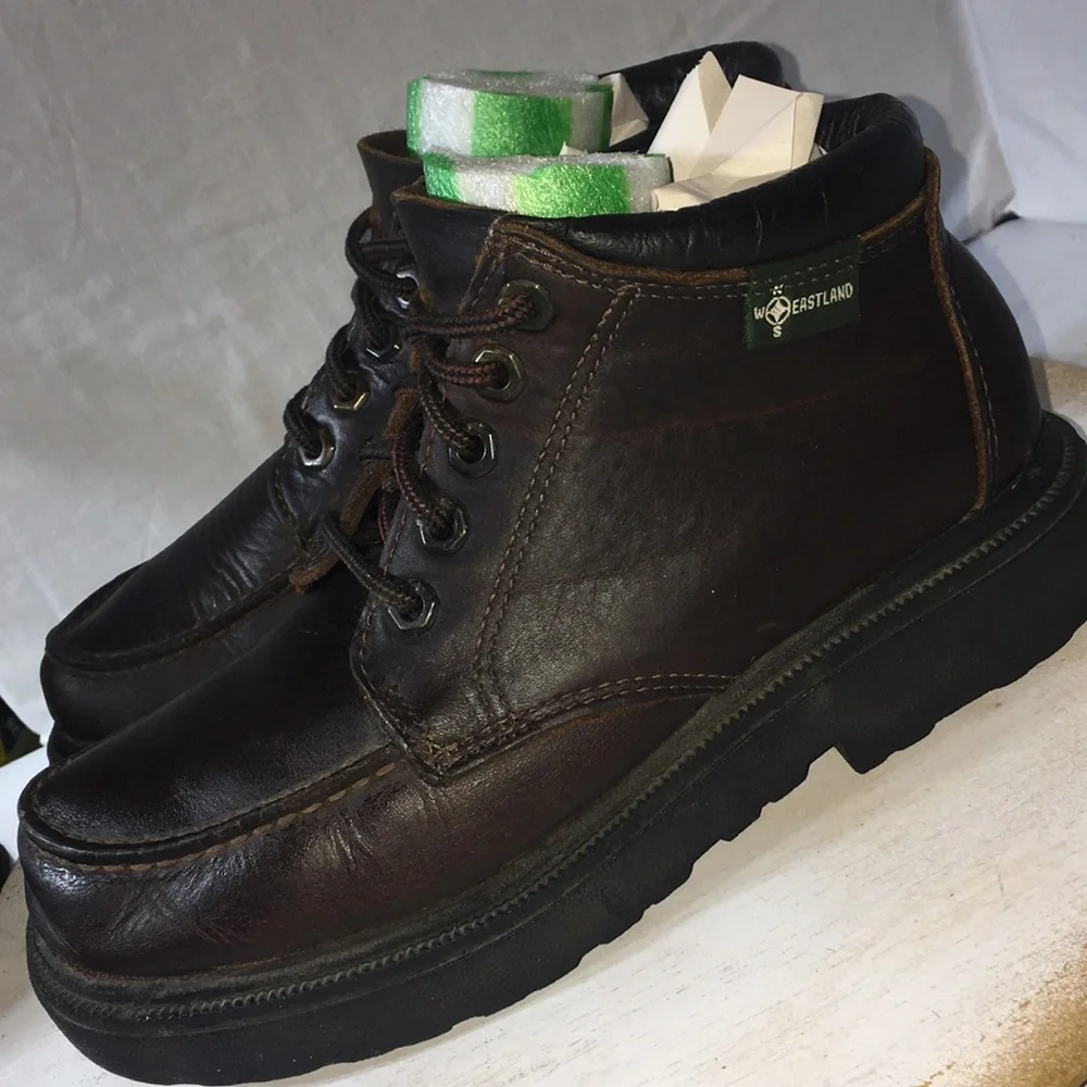 Eastland womens brown leather hiking boot size 7.